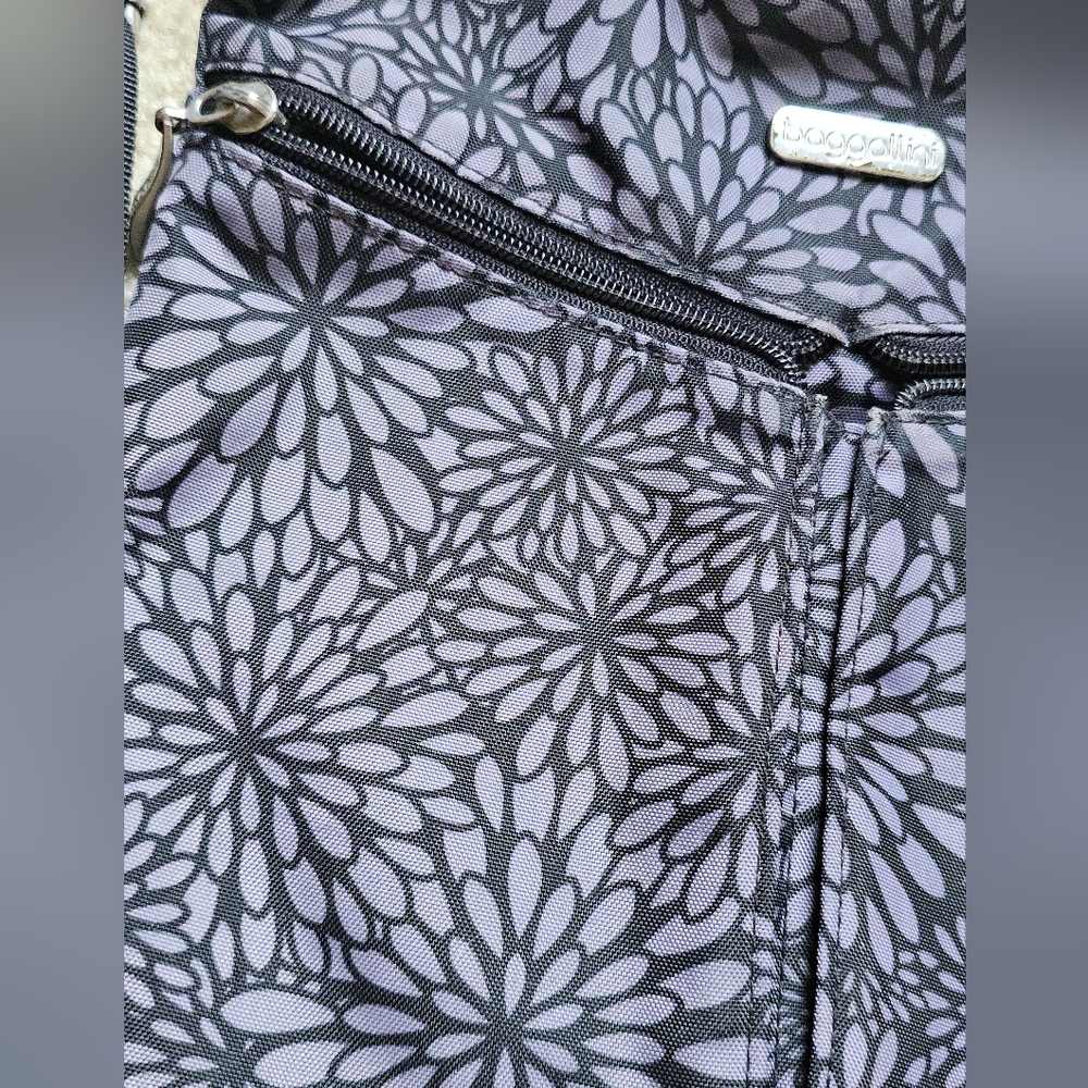 Baggallini Cross Over Midnight Blossom Crossbody Bag Purse Black Gray Rfid - Picture 2 of 7